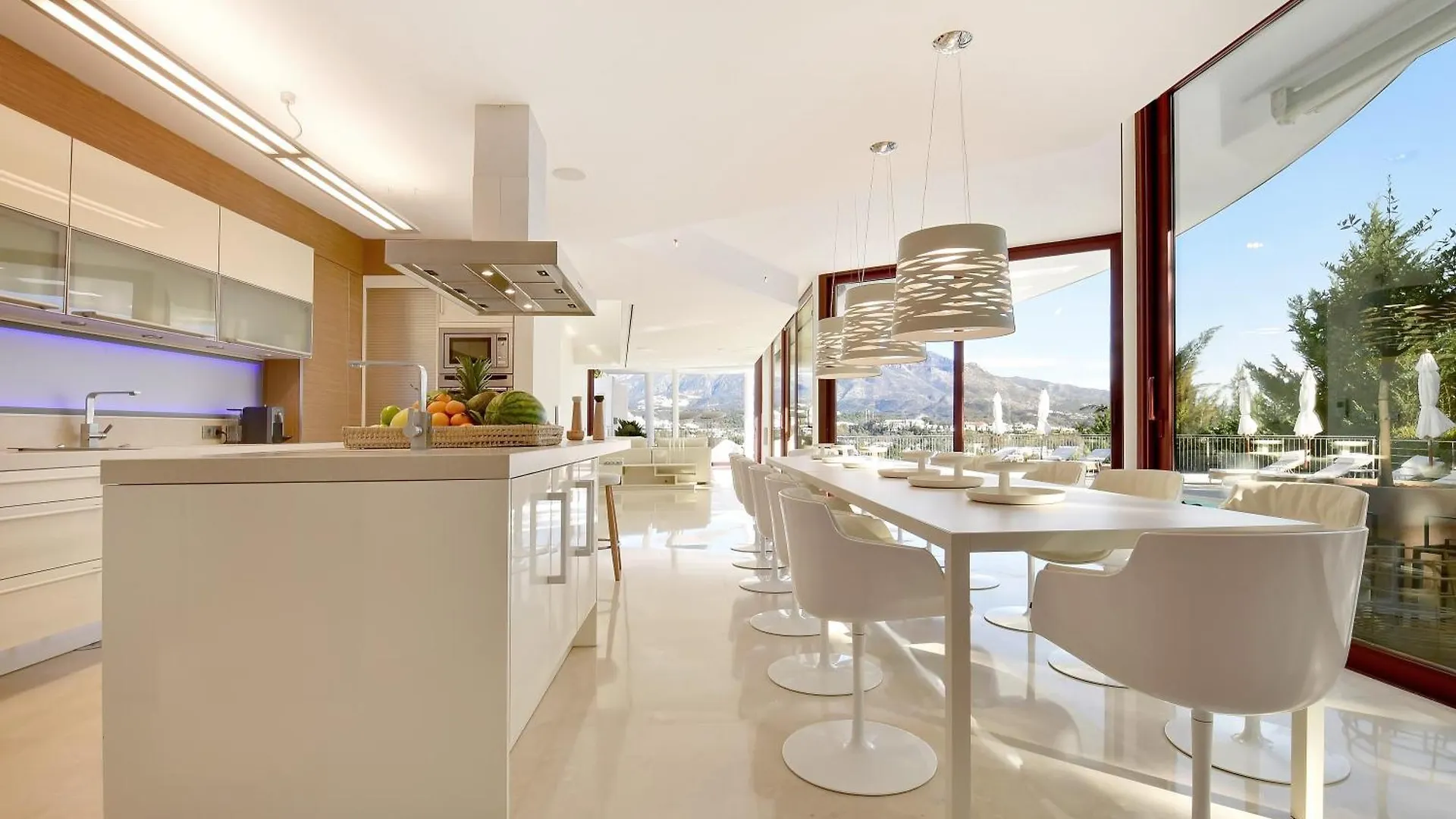 Appartamento Extraordinary 7 Bdrm Villa W Pool, Gym, Cinema Marbella Spagna